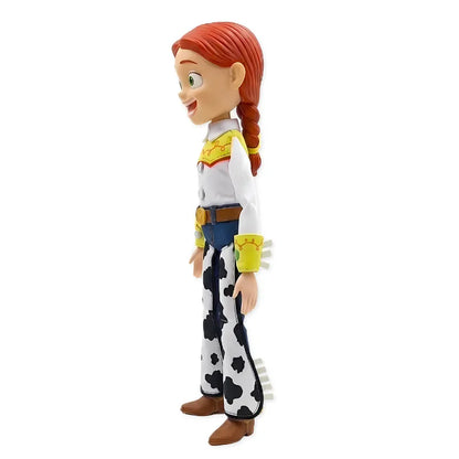 Figurine Jessie 20ème Anniversaire - détail chemise blanche rouge tresses rousses chapeau tissu 40cm
